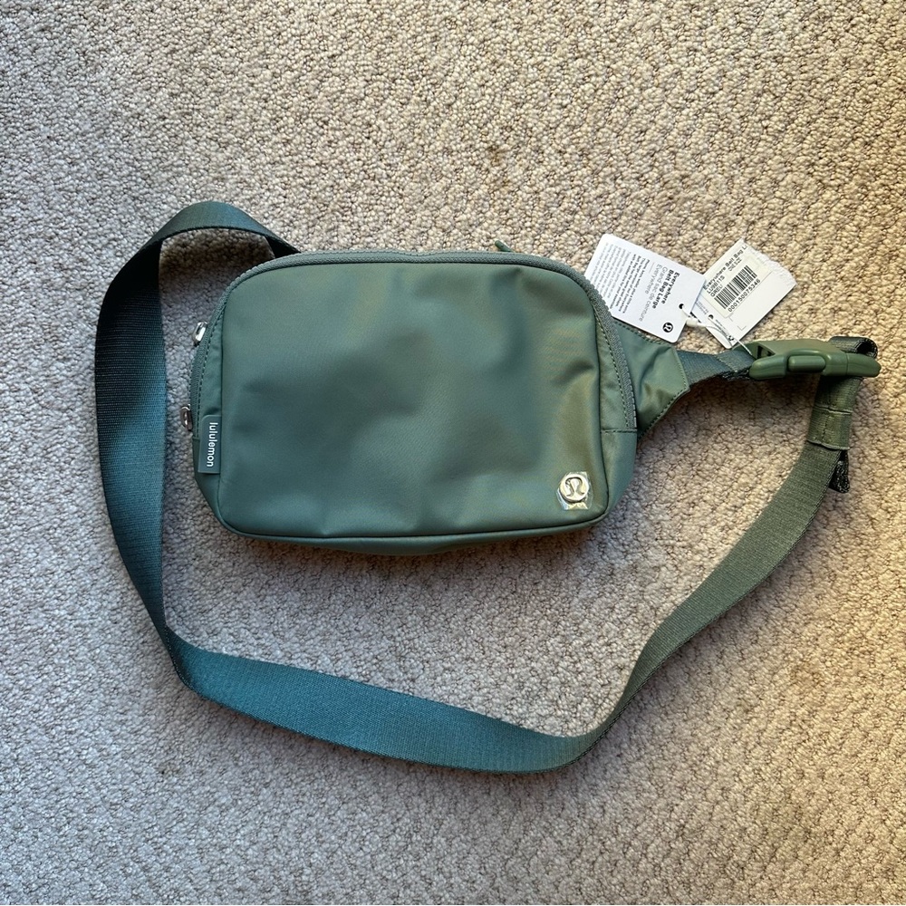 NWT Lululemon Sage Green Everywhere Belt Bag Large